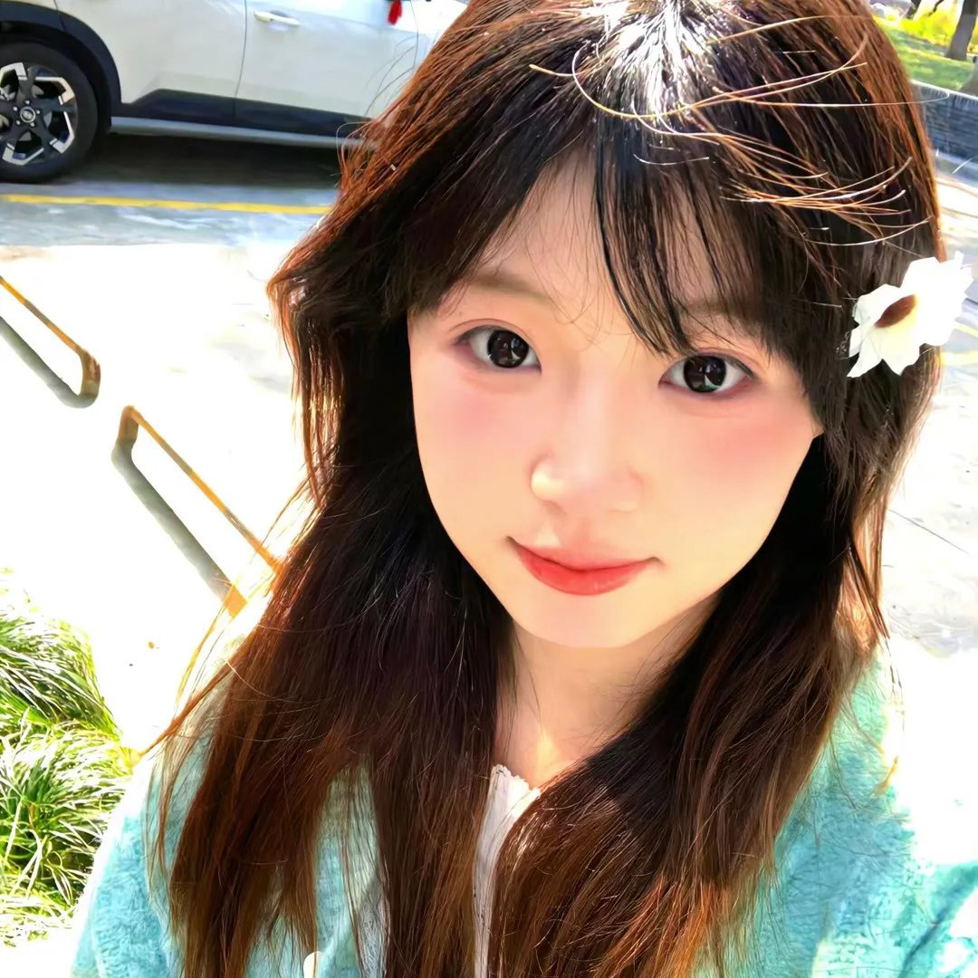 给小酒馆女子喝高杯酒